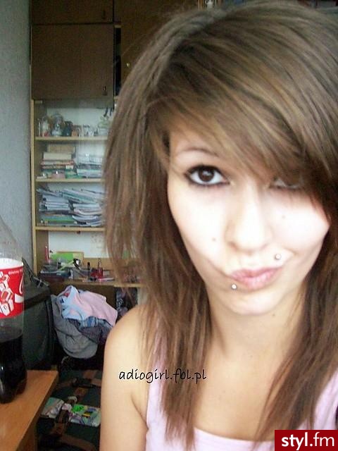 coś a\'la emo / scene. stare zdjęcie . moje. - EMO Alternatywne Średnie Fryzury