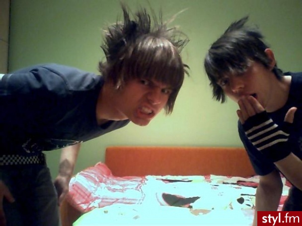 ...Martin...   (on the left) - EMO Alternatywne Średnie Fryzury