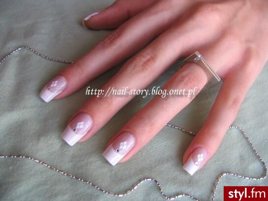 Zdobienie ślubne. Zdobienie wykonane na naturalnych paznokciach za pomocą lakierów + romby i cyrkonie. - Paznokcie