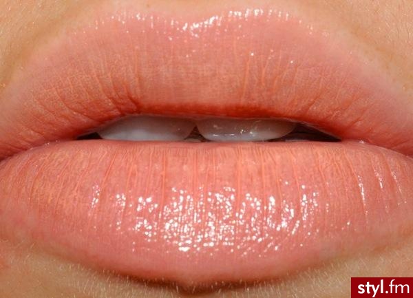 Firma: REVLON Kolor: Creamsicle Lip Butter - Dzienne Makijaże