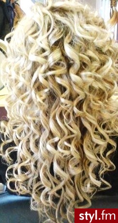 Blond Rozpuszczone Kręcone Wieczorowe Długie Fryzury