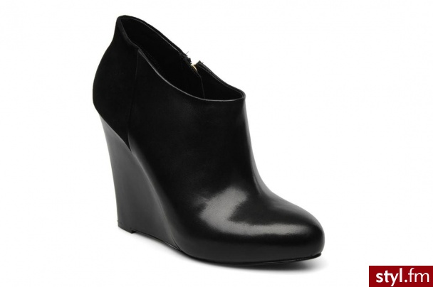 Guess PÓŁBUTY I BOTKI DAWSYN BY (Czarny) - Botki Buty Moda
