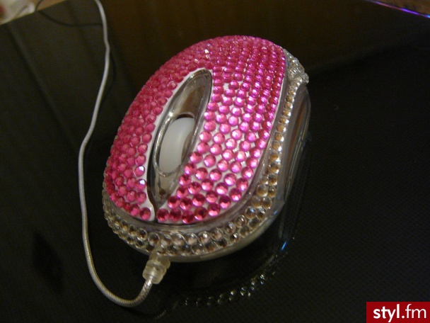 Bling-Bling Mouse. Moja :) Optyczna myszka do laptopa... Bling-Bling od firmy TRUST :) Na żywo jest kolorystycznie trochę ciemniejsza i fajowo się mieni ;] Cena: Około 50 zł. - Gadżety Inne Moda