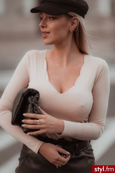 Body wykonane zostało z gładkiego, elastycznego materiału. Głęboki dekolt w serek wykończony jest delikatną falą. Idealnie podkreśla sylwetkę oraz delikatnie ją modeluje. Długi rękaw sprawia, że jest to idealny wybór na jesień https://roseboutique.pl - Bluzki Ciuchy Moda