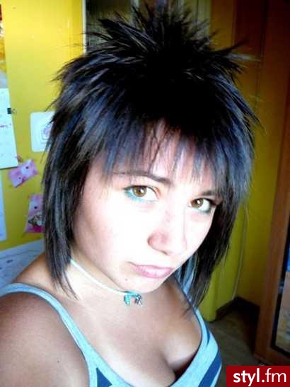 wiec tak :P kiedys byl to irokez :D ale urosl i jest takie cos ;) mam nadzieje ze sie spodoba i kogos zainspiruje :) pozdrawiam wszystkich :* - Średnie Fryzury