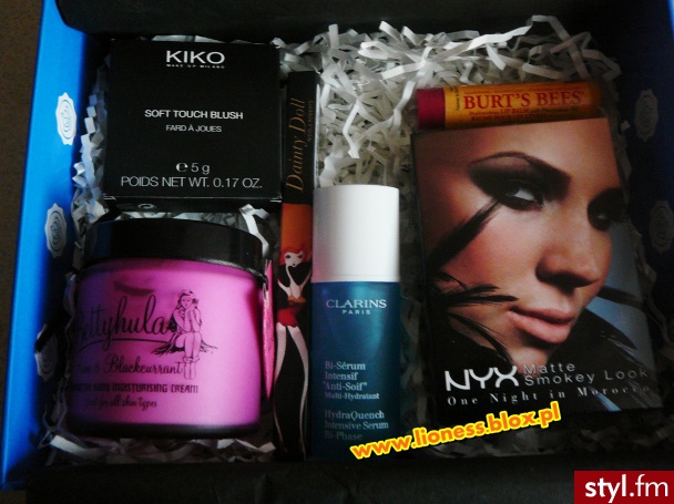 Niebieskie pudełko GlossyBox, więcej informacji o nim jak i o tych kosmetykach znajdziecie w FILMIKU: http://www.youtube.com/watch?v=CfbqKjjGU_U jak i w NOTCE NA BLOGU: http://lioness.blox.pl/2013/11/Niebieskie-Pudelko-GLOSSYBOX.html - Kosmetyki