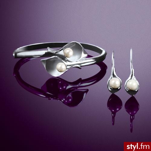 Komplet biżuterii Calla Lily. Posrebrzany komplet biżuterii Calla Lily:Owalna bransoletka o wymiarach 6,5 x 5,5 cmDługość kolczyków 3cm - Pozostałe Dodatki Moda