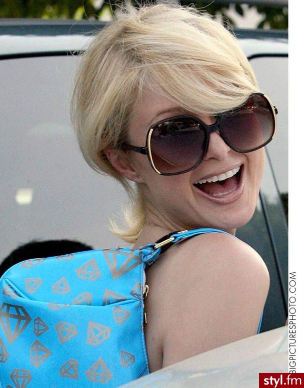 Paris Hilton - Nakrycia głowy Dodatki Moda