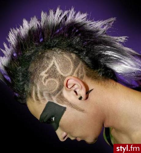 to nie moje zdjęcie znalazłem je w necie i pomyślałem że warto je tu umieścić...to niejest żaden punk to poprostu tecktonik style...a jego wzrorek to logo tego tańca.....:) - Punk Rock Alternatywne Średnie Fryzury
