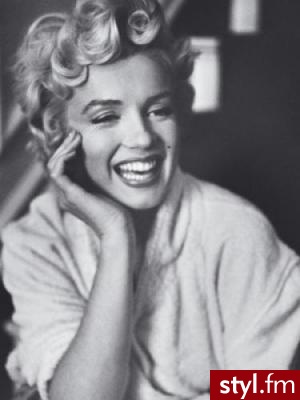 Marilyn Monroe. Jest to fryzura jak już skojarzyliście Marilyn Monroe,uważam ,że mimo wszystko,że jest krótka to jednak jest kobieca i przyjemna dla oka.
Osobiście bym sobie raczej takiej nie sprawiła... ale jej jest bosko :):* - Krótkie Fryzury