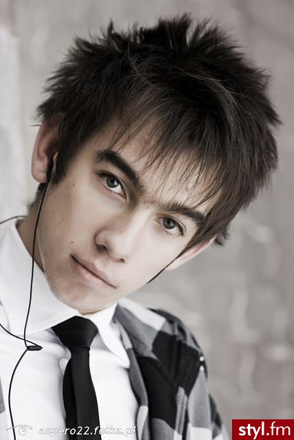 2 polowa 2009 roku zmiana fryzurki. zapraszam do mnie - Średnie Męskie Fryzury