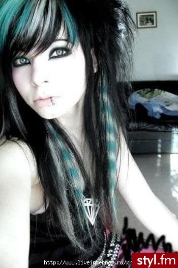 Emily Vallanueva - EMO Alternatywne Średnie Fryzury