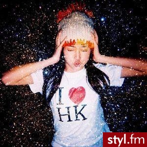 Sliczna bluzeczka z napisem  I LOVE HK dostepna na :www. weheartit.com .. cena niestety nieznana mi ;) - Pozostałe Ciuchy Moda