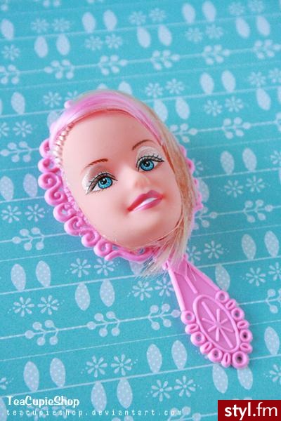Broszka-dla oryginalnych główka lalki barbie w lusterku. - Pozostałe Dodatki Moda