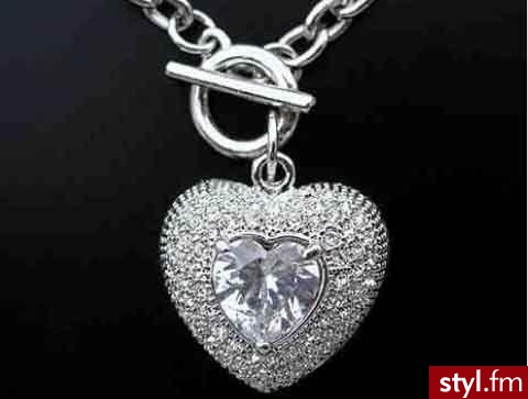 Wisiorek firmy SWAROVSKI. Można kupić go na allegro za 119,00zł. - Pozostałe Dodatki Moda
