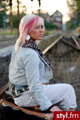 Be Crazy..]:] - Średnie Fryzury