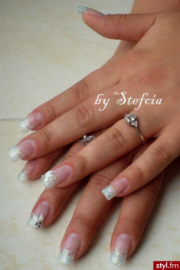 biale zdobienie. źródło : http://nailsofdreams.blog.onet.pl/ - Paznokcie