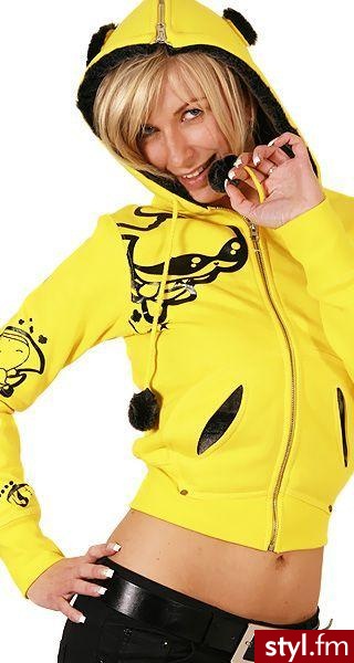 bluza z kapturem i metalowym zamkiem YKK
w kapturze futerko i metalowy zamek
na kapturze uszka, doczepione napami
w kieszeniach mięciutkie futerko
haft nicią metalizowaną na prawym ramieniu
na rękawie i przodzie bluzy nadrukowane postacie Endorfiny - Styler