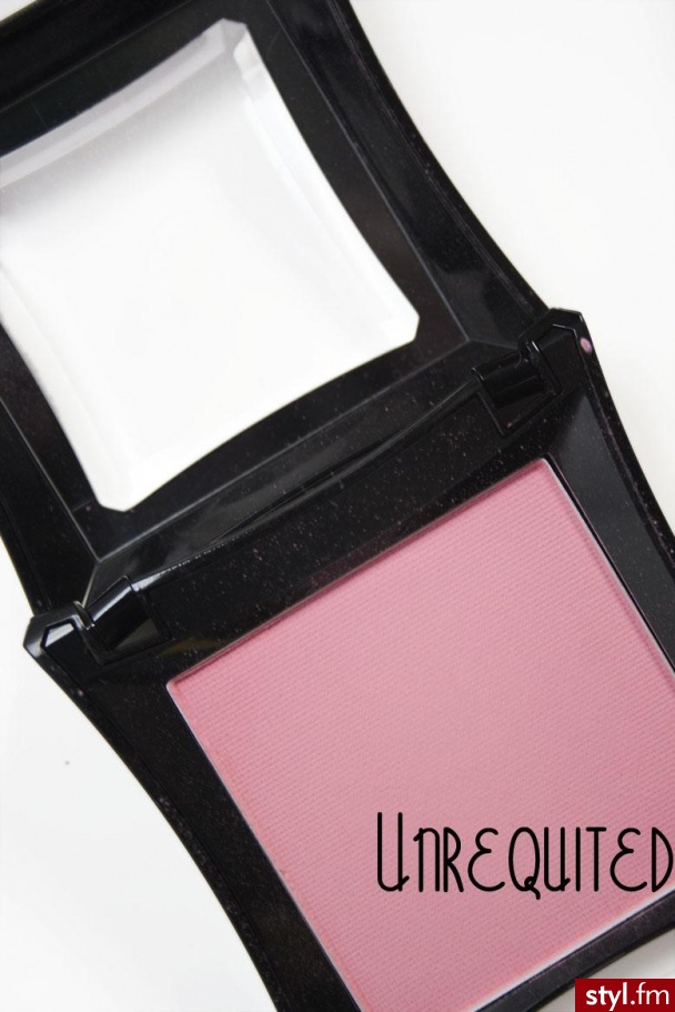 Illamasqua Powder Blusher. Illamasqua Powder Blusher - Makijaże