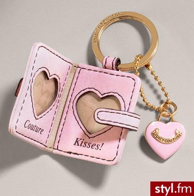 Breloczek do kluczy gdzie znajdziesz malutki albumik do którego możesz włożyć zdjęcie ukochanej osoby - Juicy Couture w cenie 35$ - Gadżety Inne Moda