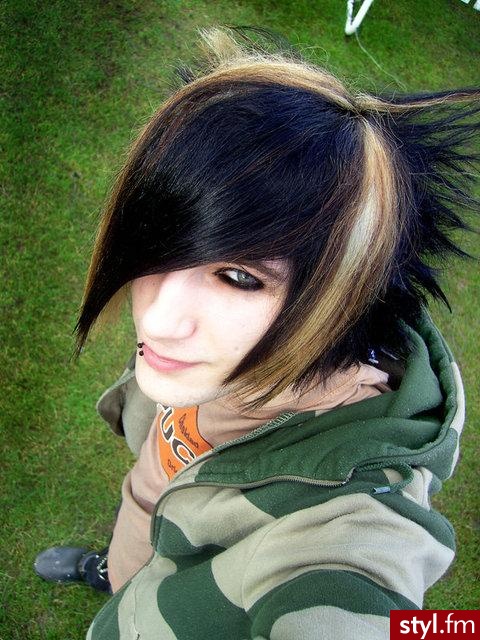 Nie moja fotka, jeżeli foto już jest proszę o linka. :] - EMO Alternatywne Średnie Fryzury