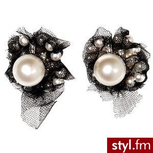 Kolczyki perełki zdobione wokół czarnym cienkim materiałem. - Pozostałe Dodatki Moda