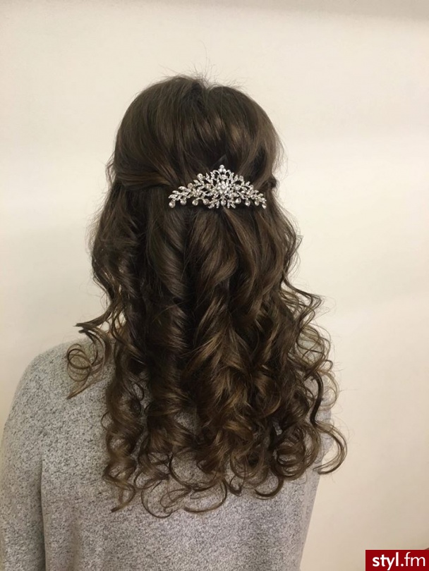 fryzjer warszawa sombre z Olaplex salon for hair - Brązowe Upięcie Kręcone Wieczorowe Długie Fryzury