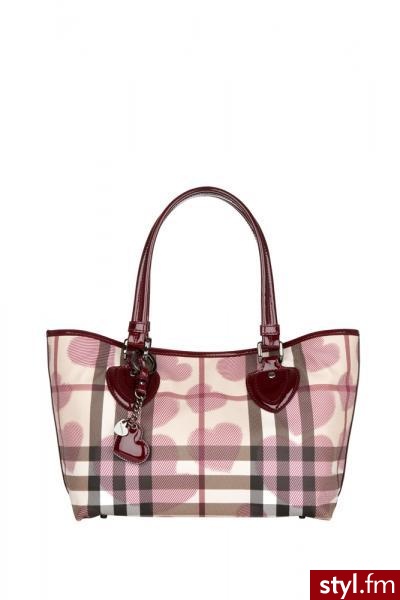 Burberry Hearts Collection. Linia jest dziełem dyrektora kreatywnego marki – Christophera Bailey’a. Sercową kolekcję tworzą torebki, skórzane akcesoria, drobne dodatki i biżuteria. Motywem spajającym całość jest oczywiście serce, które skomponowano z kult - Pozostałe Torebki Moda