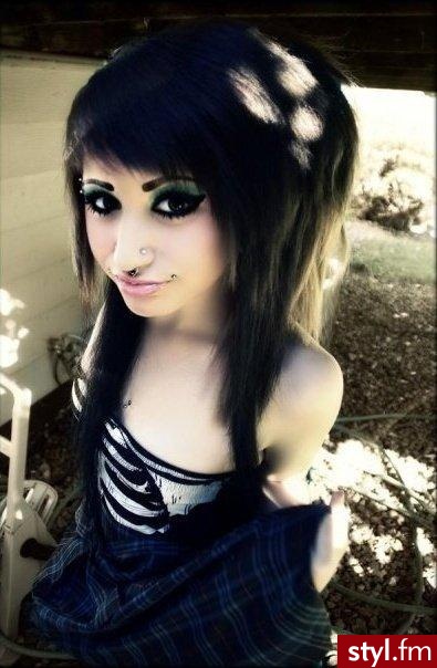 Vanna Venom.
Jeśli zdjęcie już jest napisz, usunę :) - EMO Alternatywne Średnie Fryzury