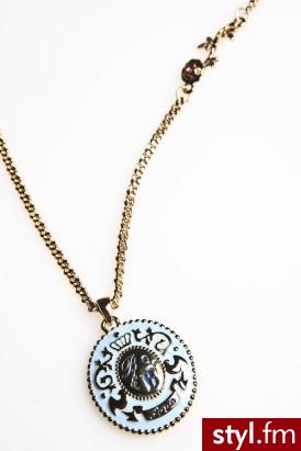 wisiorek. Disney Couture http://www.v.80spurple.com/
Jeżeli już jest proszę o link - Pozostałe Dodatki Moda