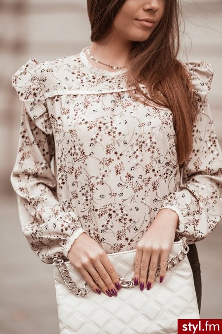 Bluzka wykonana została z komfortowej w noszeniu tkaniny. Piękny wzór w kolorze kawowym sprawia, że jest to doskonały wybór do jesiennych stylizacji. Dekolt w łódkę zdobi delikatna, śmietankowa koronka. https://roseboutique.pl/ - Bluzki Ciuchy Moda