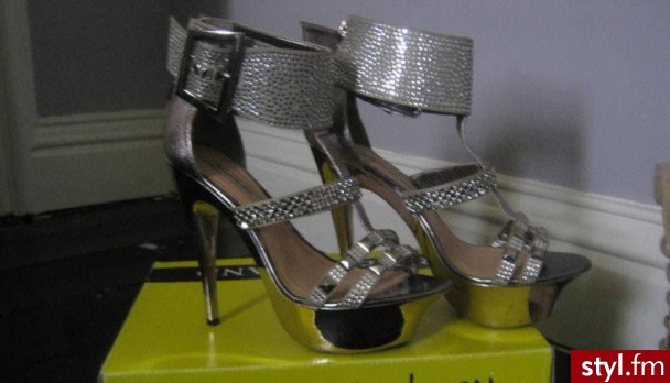 Tutaj takie same czarne -> http://ikf.styl.fm/buty/item735317.htm - Pozostałe Buty Moda
