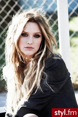 3 oblicza Ashlee Simpson. - Długie Fryzury