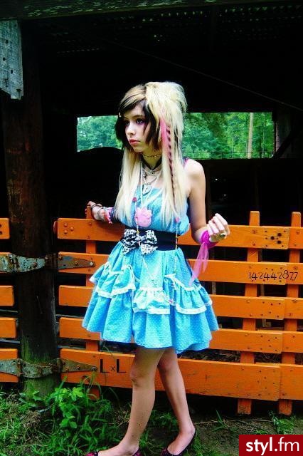 Jeśli zdjęcie już jest w galerii podaj link to usunę :) - EMO Alternatywne Średnie Fryzury