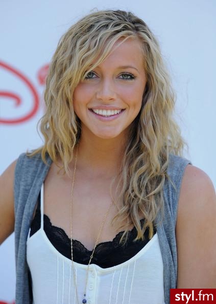 Katie Cassidy - Blond Rozpuszczone Kręcone z grzywką Na co dzień Średnie Fryzury