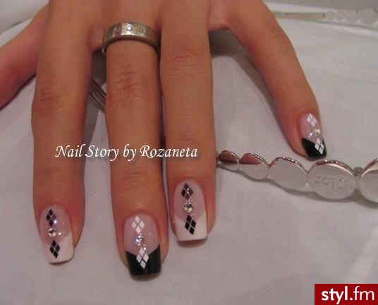 Zdobienie wykonane na PAZNOKCIACH NATURALNYCH za pomocą lakierów, ozdób w kształcie rombów oraz cyrkoni. 
Więcej na: http://nail-story.blog.onet.pl - Paznokcie