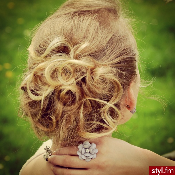 Blond Upięcie Kręcone Ślubne Średnie Fryzury