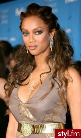 tyra banks - Wieczorowe Średnie Fryzury