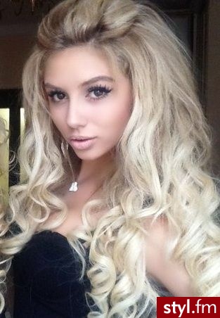Blond Rozpuszczone Kręcone Wieczorowe Długie Fryzury