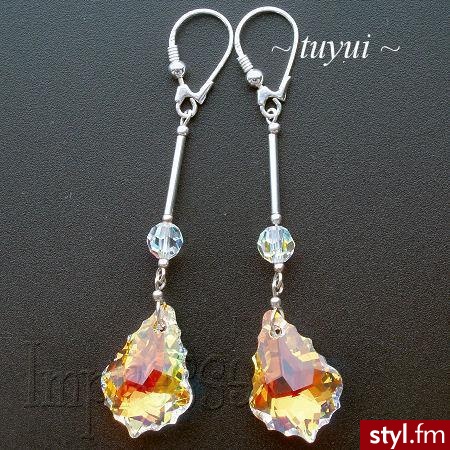 Śliczne kolczyki wykonane ze srebra i elementów posrebrzanych (rurki) oraz czterech kryształów Swarovski. Kryształy BAROQUE CRYSTAL AB (efekt zorzy polarnej) mają aż 2,2 cm, lśnią w słońcu kolorami tęczy. Mniejsze kryształy SWAROVSKI ROUND AB mają 6 mm. D - Pozostałe Dodatki Moda