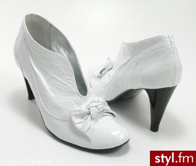 Kolor: biały

Cholewka: skóra naturalna

Wkładka: skóra naturalna

Obcas: wysokość 8 cm

Producent: LUX

Dostępność: dostępny - Pozostałe Buty Moda