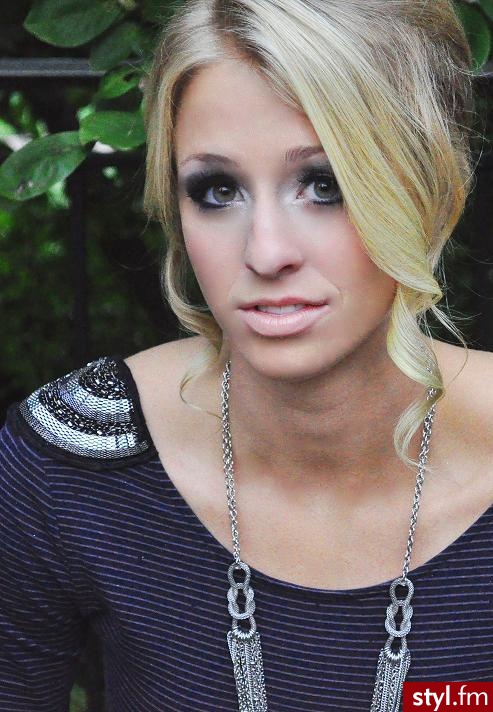 Upięcie blond włosów z grzywką - Średnie Fryzury