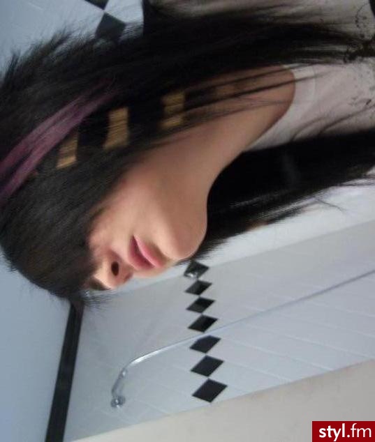 to nie moja fotka ^^ jeżeli to zdjecie znajduje sie juz w galerii prosze napisac, to usune xd - EMO Alternatywne Średnie Fryzury