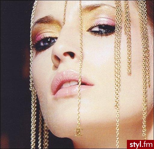 Na zdjęciu na pokrytą cieniem Guerlain Extragold 01 powiekę położono wyraźny akcent różowy - cień Manhattan nr 29 a dolną powiekę podkreślono eyelinerem. - Makijaże