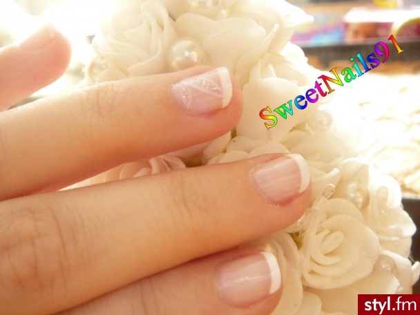 nails. Francuski manicure... + \"kwiatki\" i brokat ; ) - Paznokcie