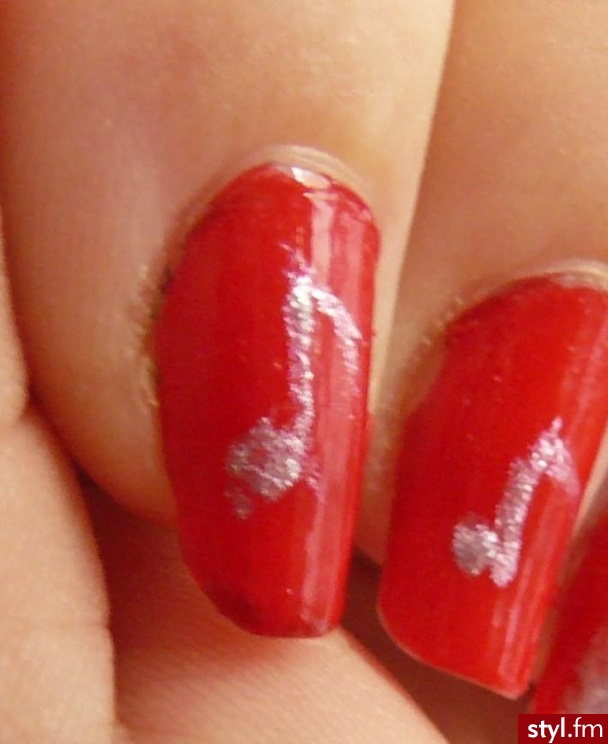 Nails ^^. Srebrne nutki na czerwonym lakierze ;] - Paznokcie