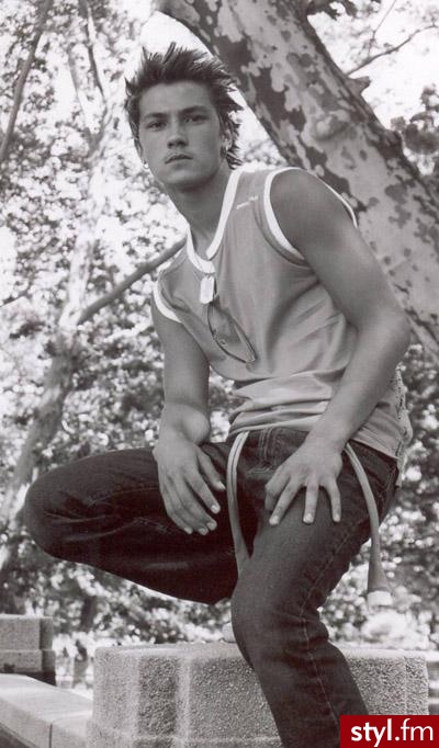 Koles ze Step Up 3;-). Bardzo mi sie spodobal w tym filmie. Sexy i swietnie tanczy;-) - Średnie Męskie Fryzury