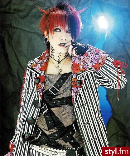 diabelska fryzura Rukiego z The Gazette ;p. 



___
komentujcie jak oceniacie ;) - Średnie Męskie Fryzury