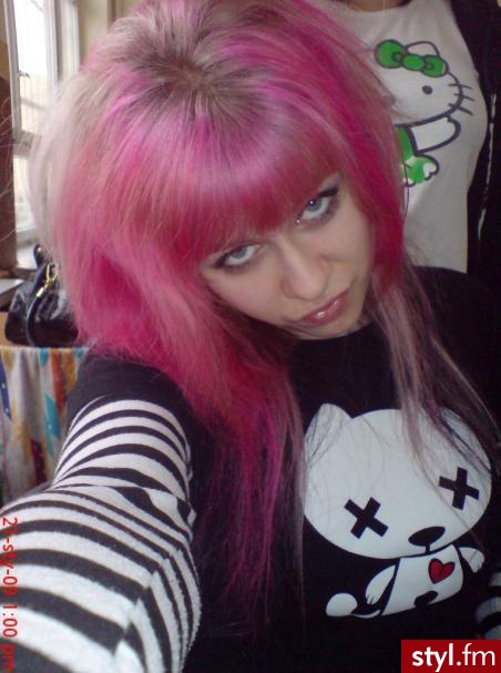 Pink. Chciałabym tylko zaznaczyć, że nic nie łączy mnie z EMO, (podobno z tym kojarzy się ta fotka.. xD ) - Średnie Fryzury
