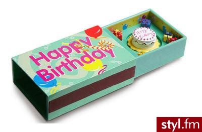 Pudełeczko, które rozbawi każdego, bez względu na wiek. Wystarczy je otworzyć, by usłyszeć - jakże urodzinową ;)) - piosenkę "Happy Birthday". Cena: $16.95 - Gadżety Inne Moda